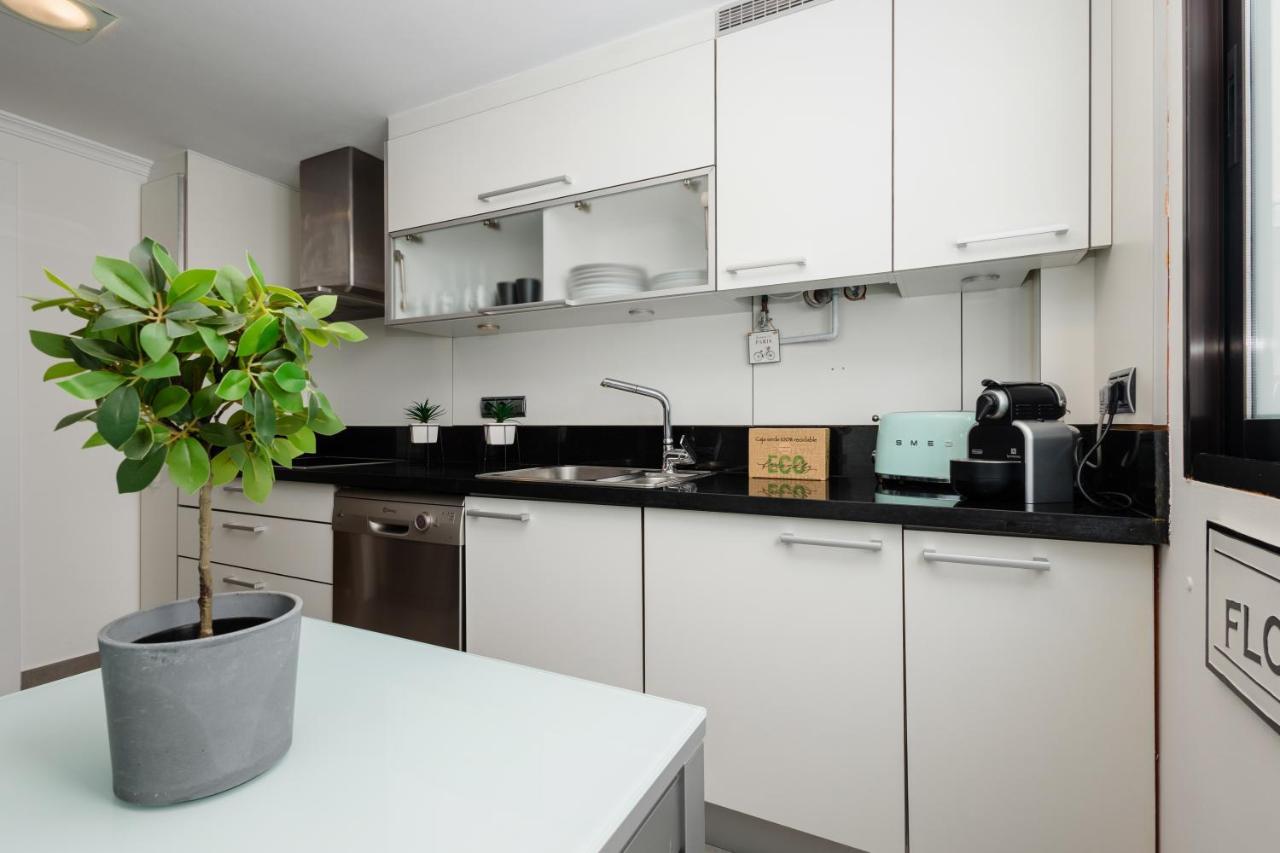 In The Historic Center Of Malaga, Very Close To The Beach And The Ave Train Station, With Private Parking מראה חיצוני תמונה